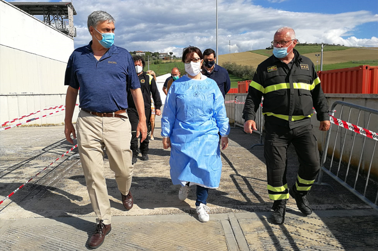 Guido Silvestri in visita all'hub vaccinale presso il distaccamento dei vigili del fuoco di Senigallia