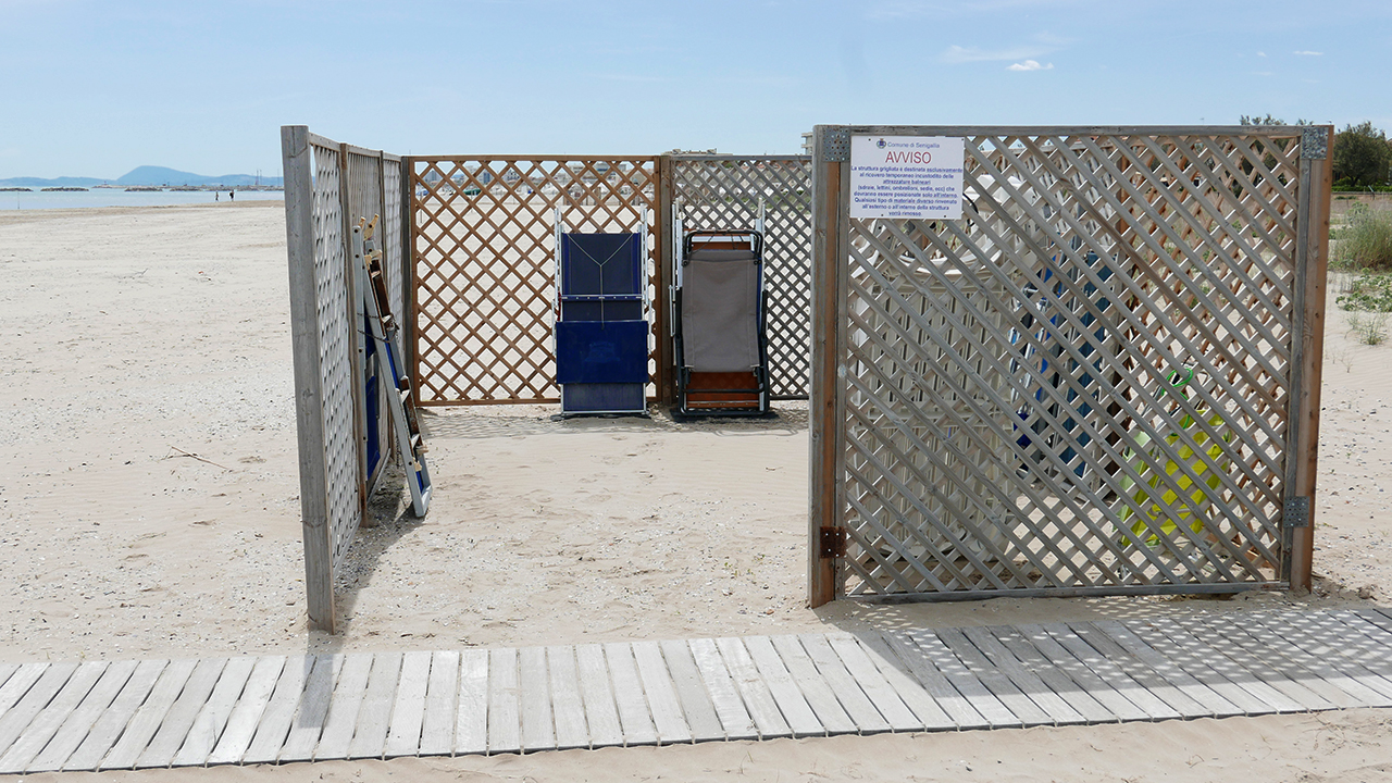 Uno dei gazebo installati sulla spiaggia libera per il rimessaggio delle attrezzature dei bagnanti