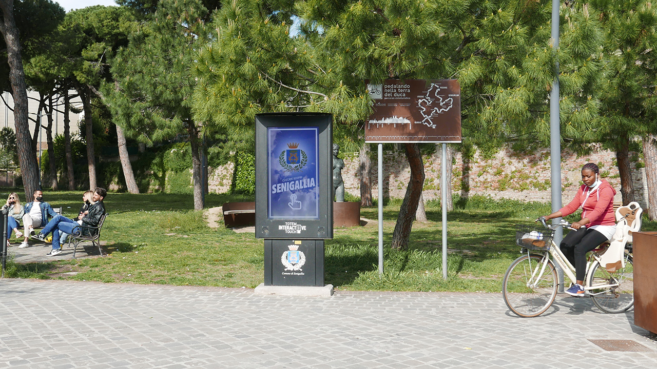 Il totem digitale situato davanti ai giardini Catalani a Senigallia per compensare la rimozione delle bacheche informative