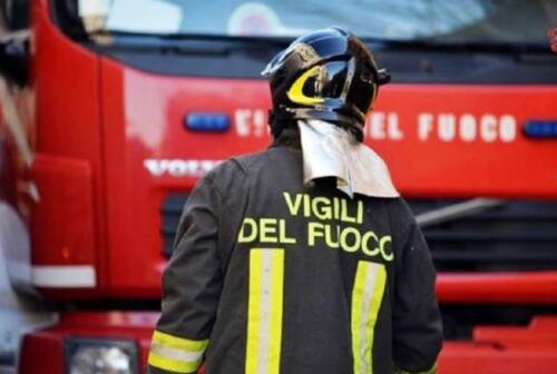 Civitanova, moto divorata dalle fiamme: il conducente accosta e scende subito
