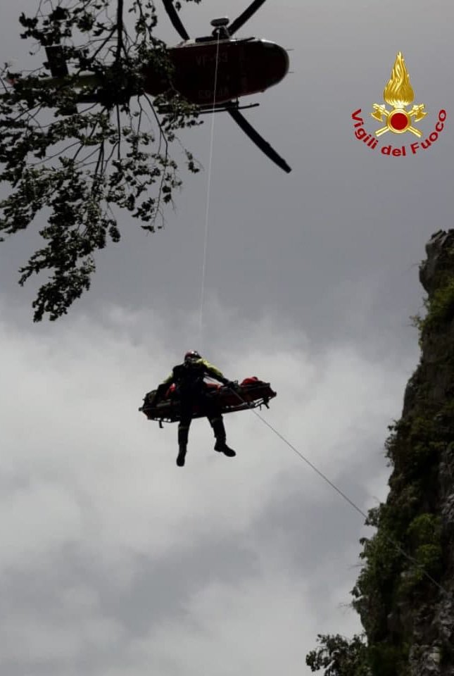 L'escursionista 69enne finita in un dirupo per 50 metri