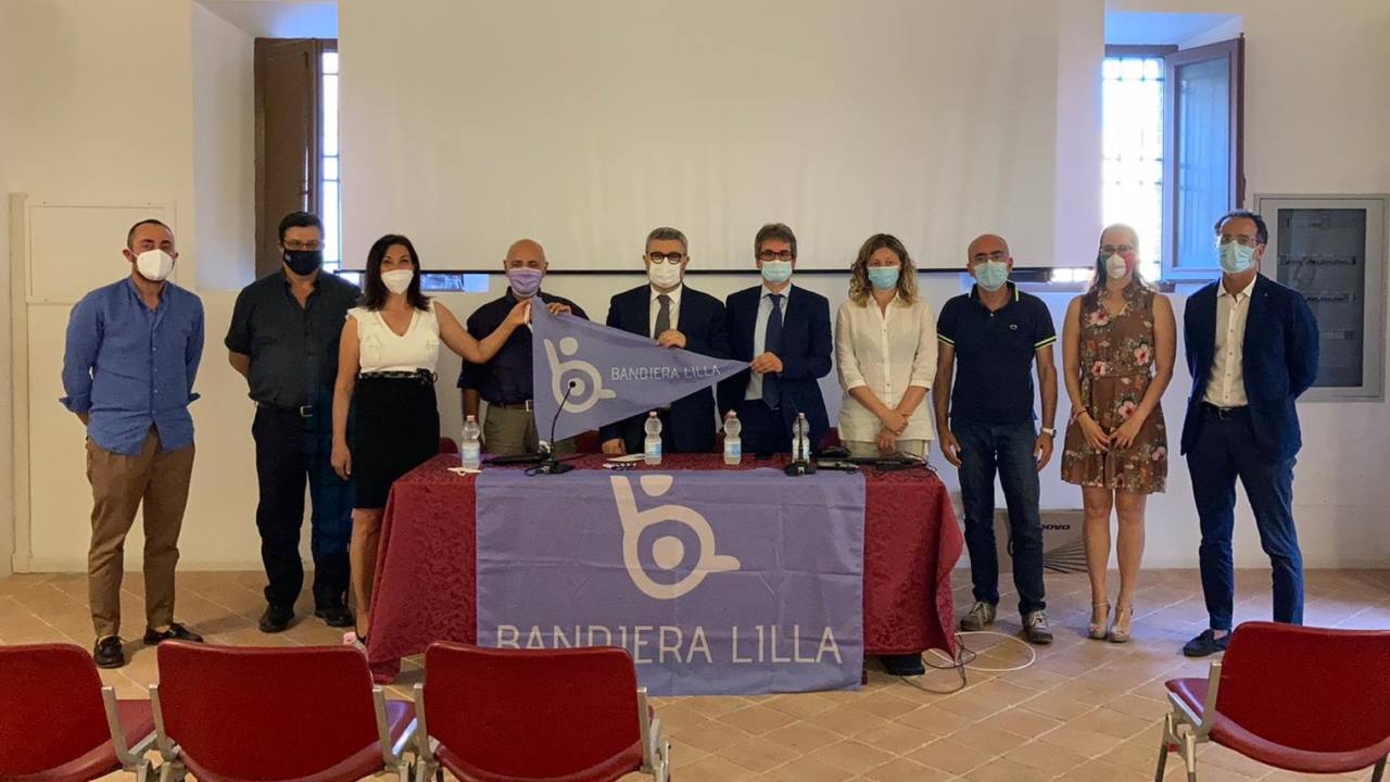 La bandiera lilla consegnata alla giunta di Senigallia