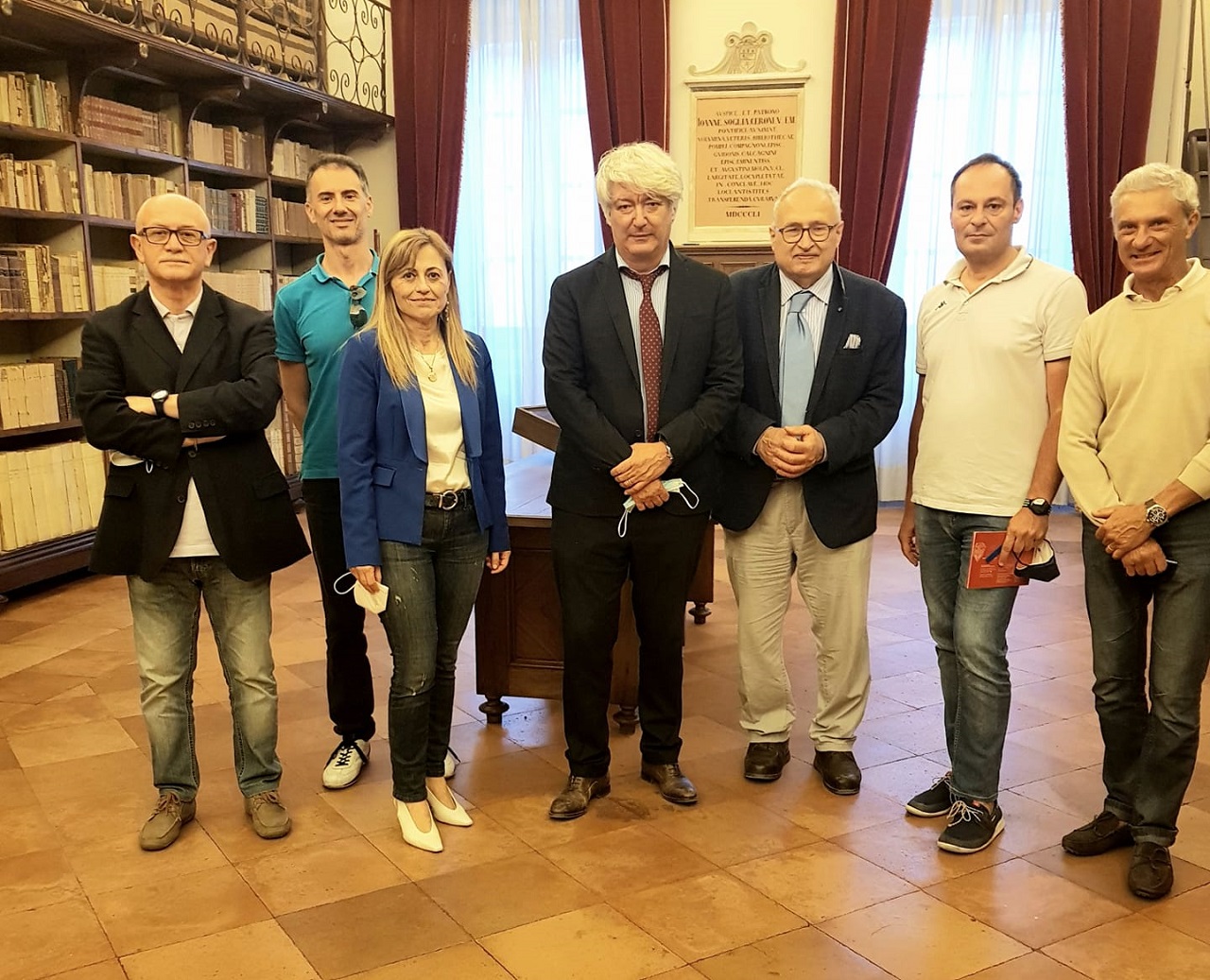 Il cda del Campana di Osimo con il dottor Filisetti (al centro)