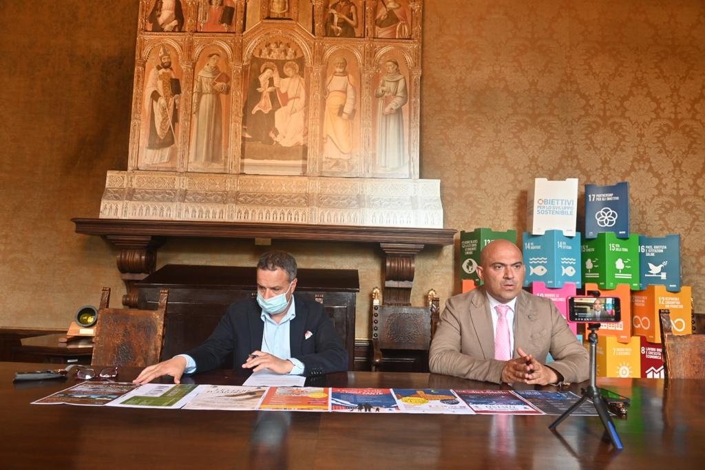 La presentazione del cartellone estivo (il sindaco Simone Pugnaloni a destra con l'assessore Mauro Pellegrini)