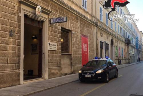 Jesi, ruba uno zaino da un’auto in sosta: 30enne subito arrestato dai Carabinieri