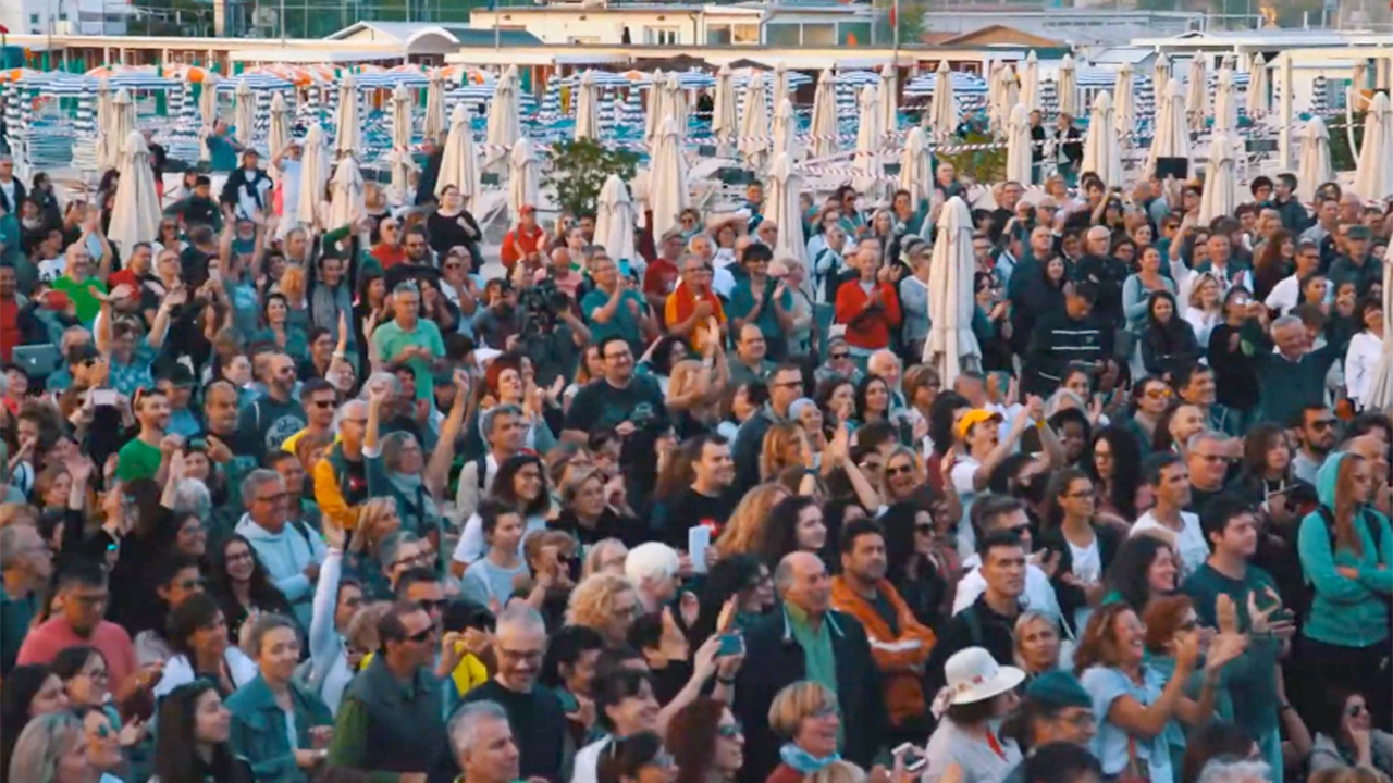 Il pubblico di uno dei vari concerti all'alba ospitati a Senigallia per il CaterRaduno