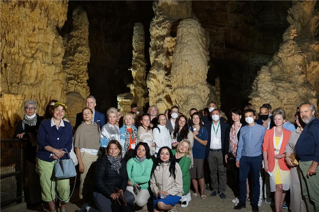 Operatori russi alle Grotte di Frasassi