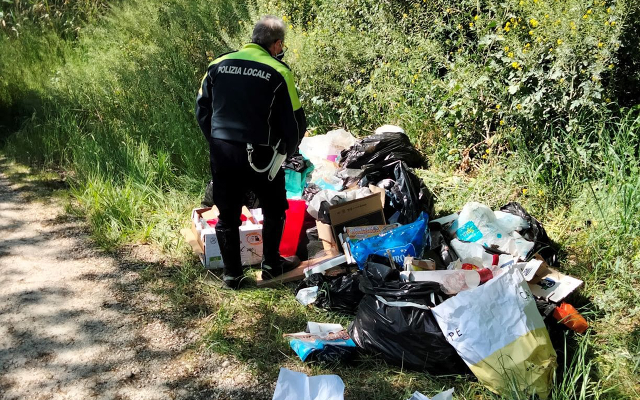 Rifiuti abbandonati, sanzionati dalla polizia locale i responsabili degli illeciti