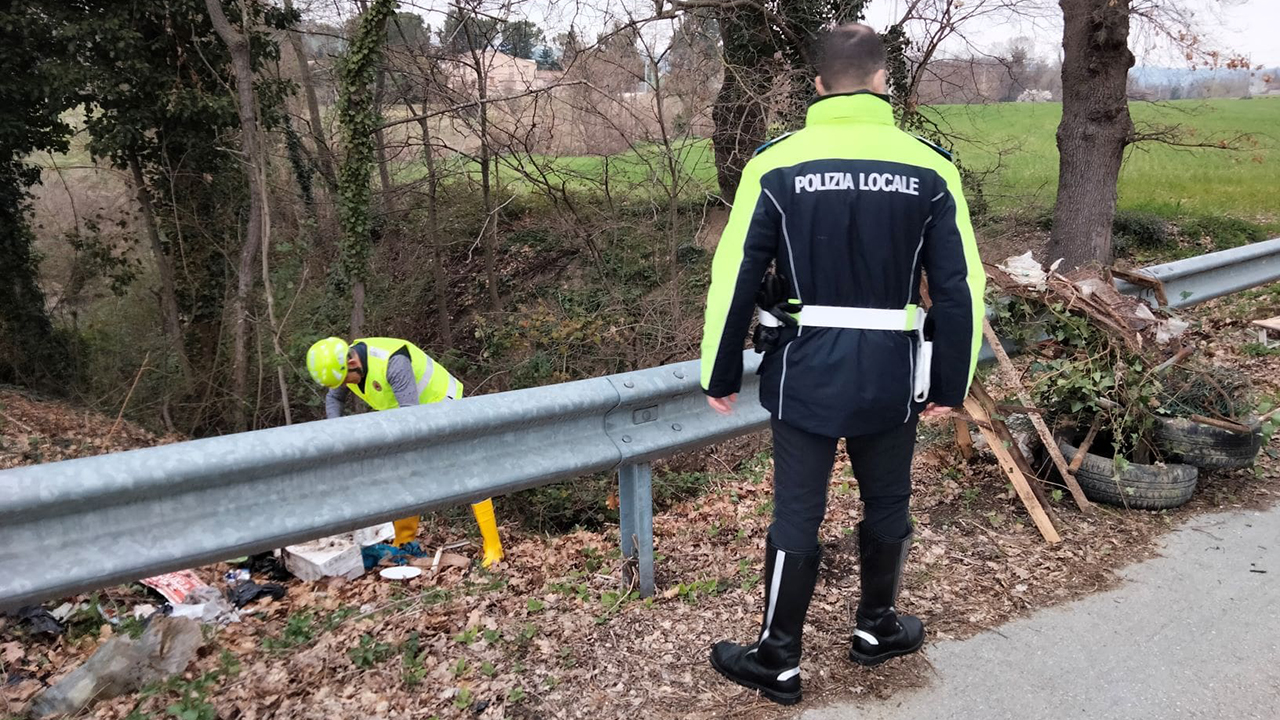 Le operazioni di pulizia e ripristino del decoro nelle zone interessate dall'abbandono illecito di rifiuti