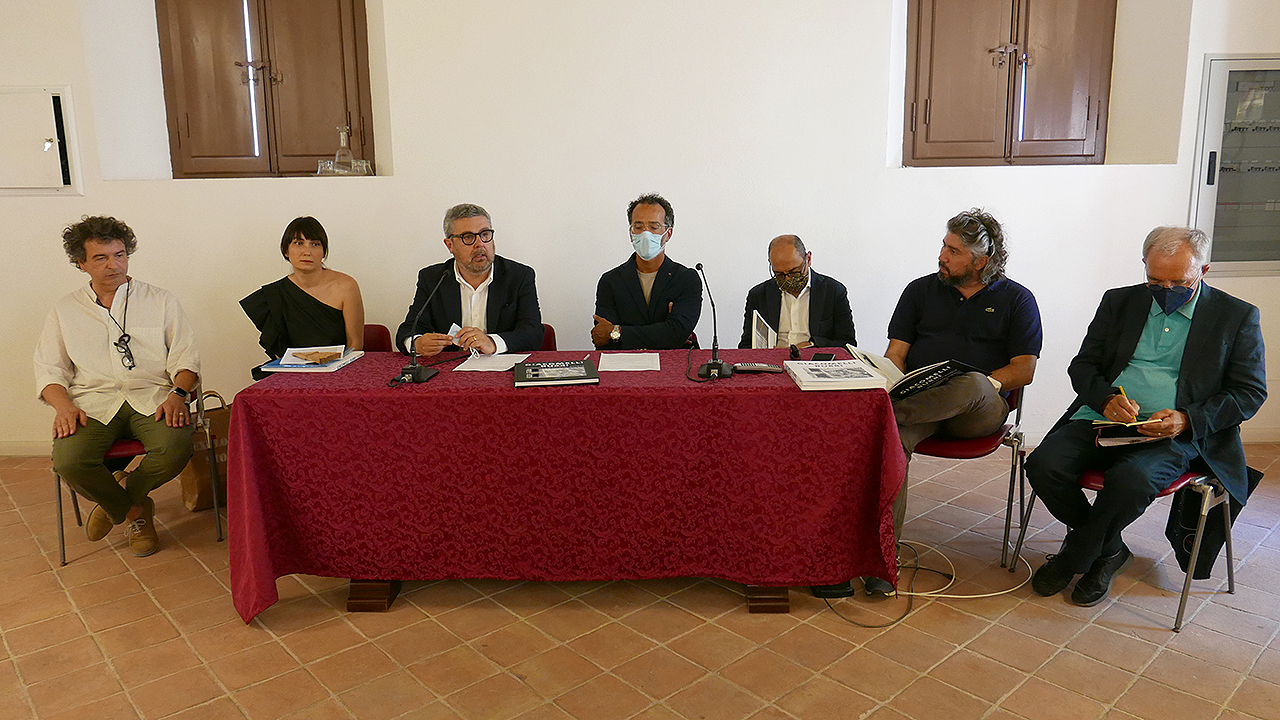 Presentata a Senigallia la mostra "Giacomelli / Burri. Fotografia e immaginario materico"