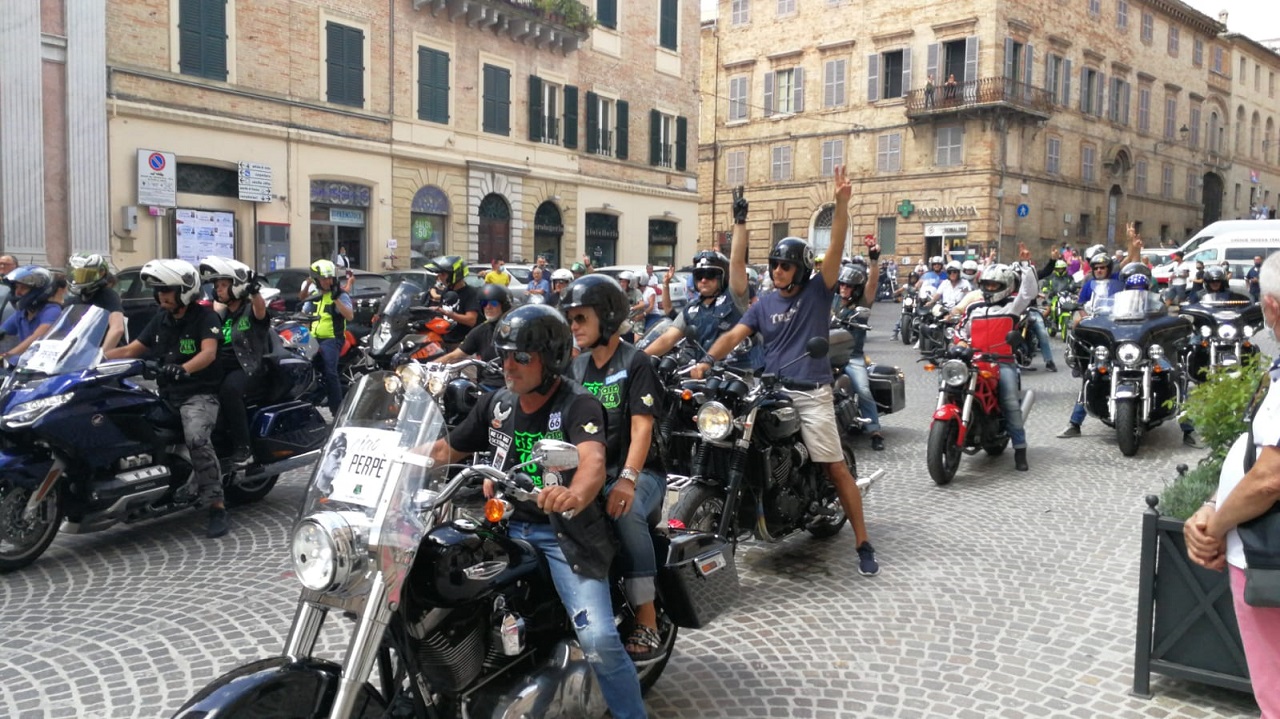 Il corteo di moto in piazza del Comune per Perpé