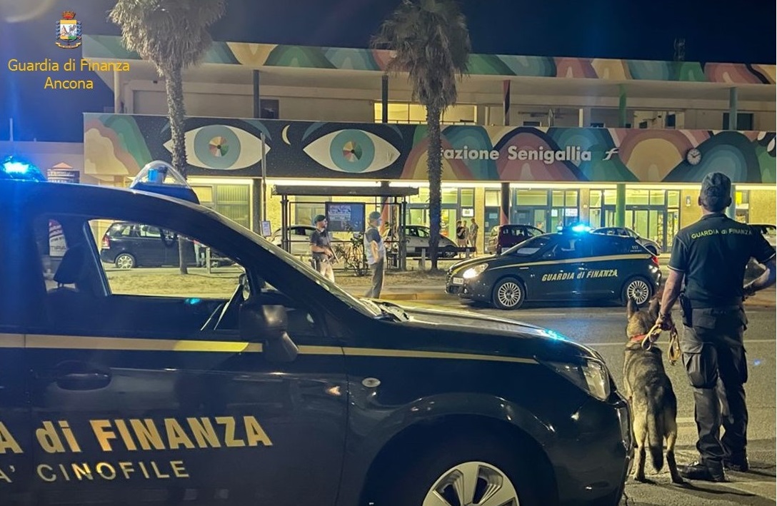 I finanzieri di Senigallia hanno intensificato i controlli sulla movida in centro e in spiaggia contro l'abusivismo commerciale