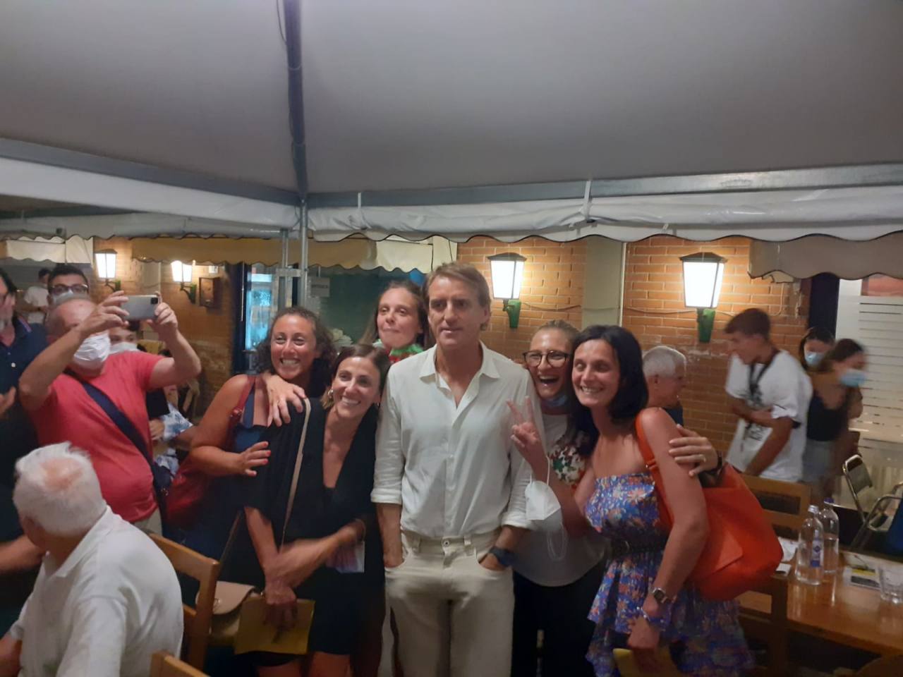 Roberto Mancini insieme ai fan nella sua Jesi