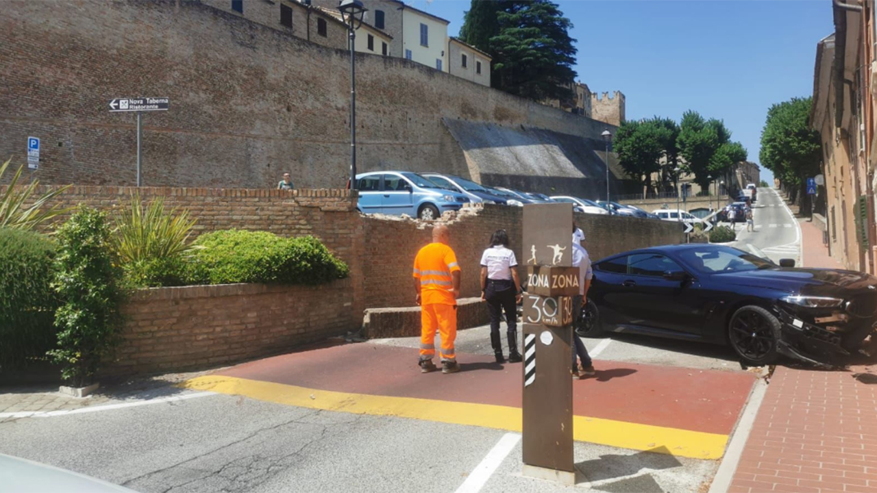 Incidente a Corinaldo: auto sfonda il muro del parcheggio e vola sulla strada sottostante