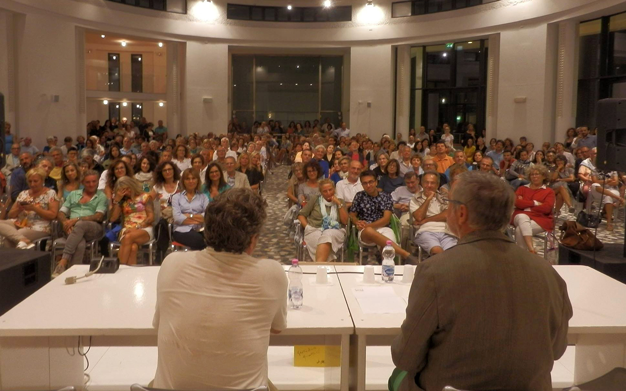 Il pubblico a un incontro di "Ventimilarighesottoimari in giallo" nel 2016