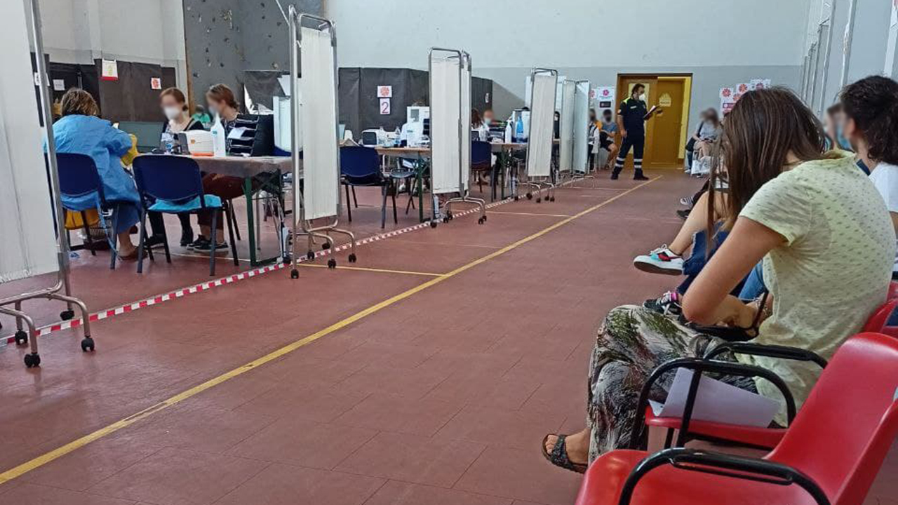 Le persone in attesa della somministrazione e i volontari in servizio al centro vaccinale di Senigallia