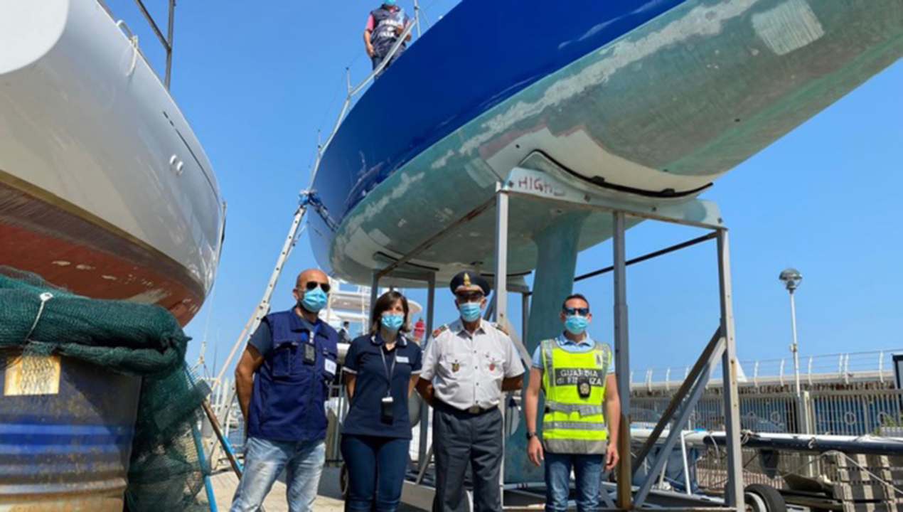 Fano, barca straniera al porto turistico: scatta la maxi multa per evasione ed il sequestro
