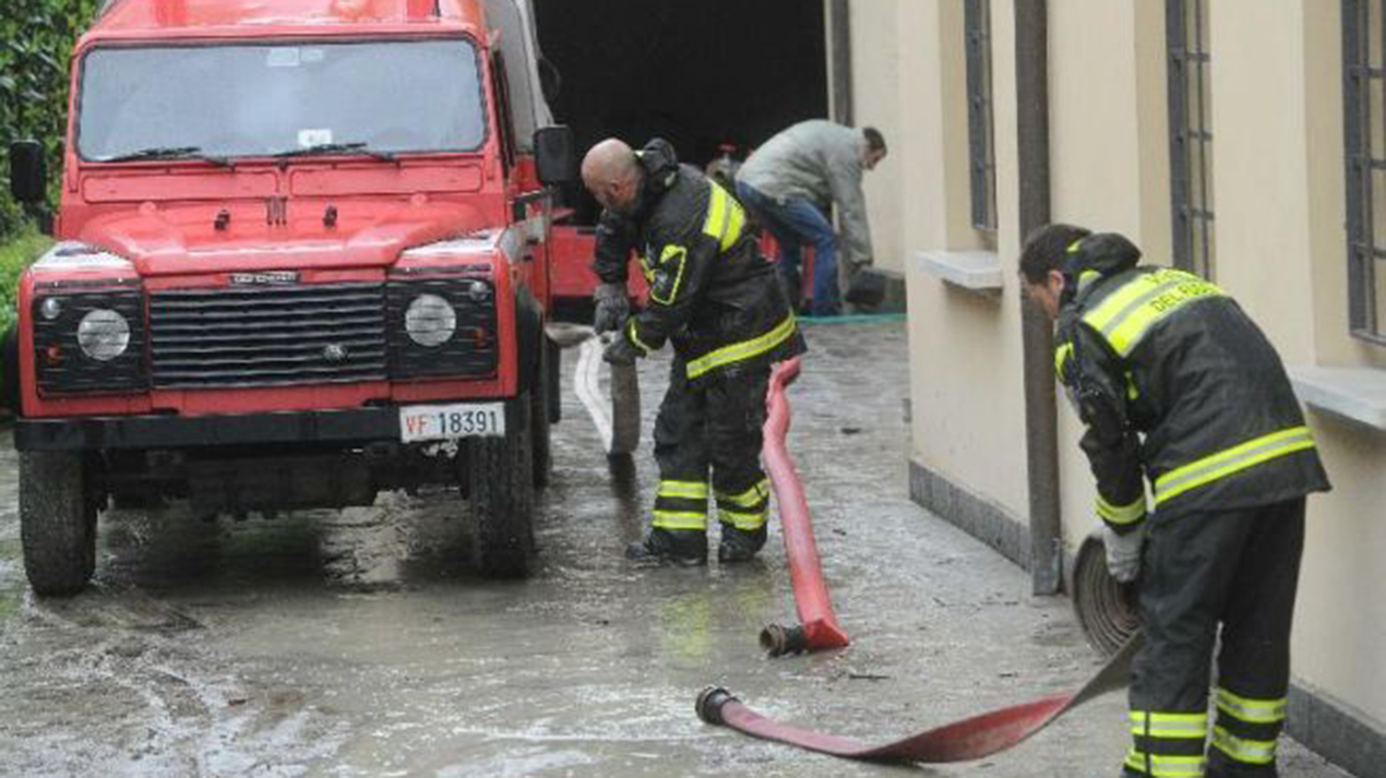 Vigili del fuoco in azione per svuotare una cantina