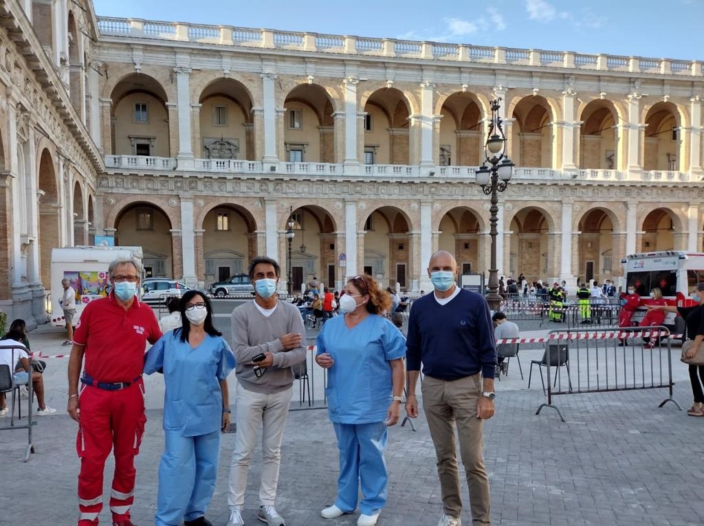 Sindaco, assessore Pighetti e personale medico in piazza della Madonna durante la vaccinazione