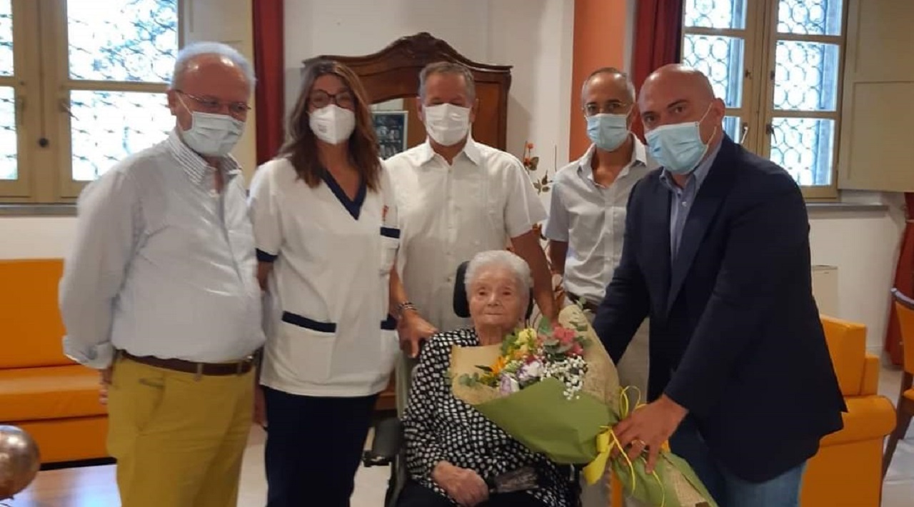 Nonna Maria con il sindaco (a destra) e il personale della Grimani Buttari di Osimo