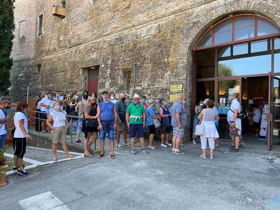 La fila all'ingresso delle grotte di Osimo a Ferragosto