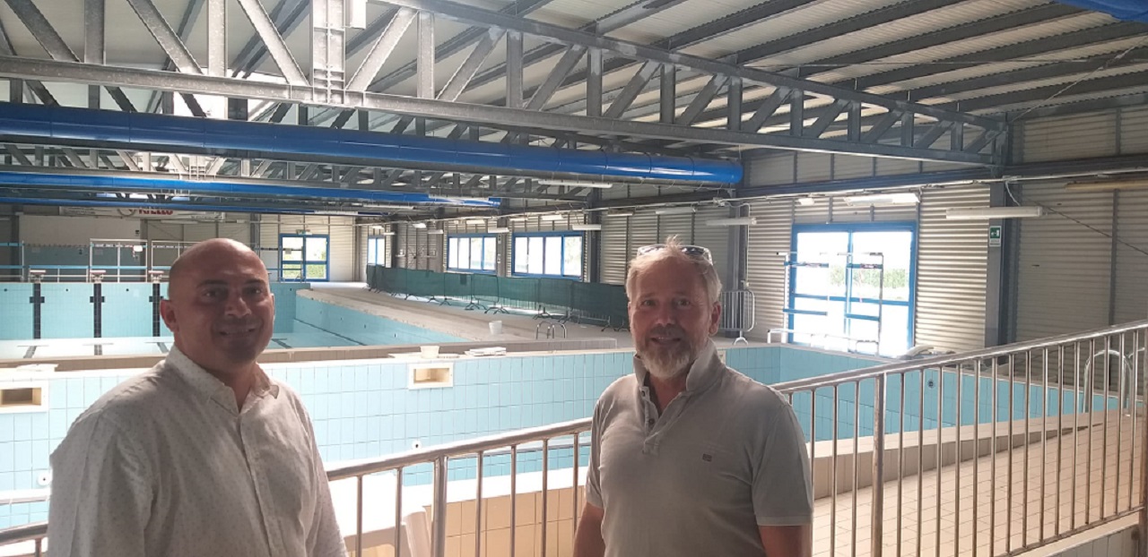 Il sindaco di Osimo Simone Pugnaloni con Mirco Santoni della Team Marche alla piscina della Vescovara