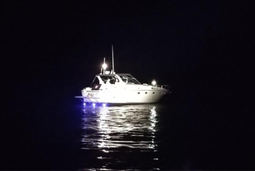 Mezzavalle, barca incagliata sugli scogli: salvate 4 persone