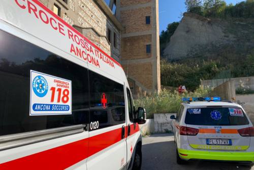 Ancona: frontale a Candia, 18enne in ospedale