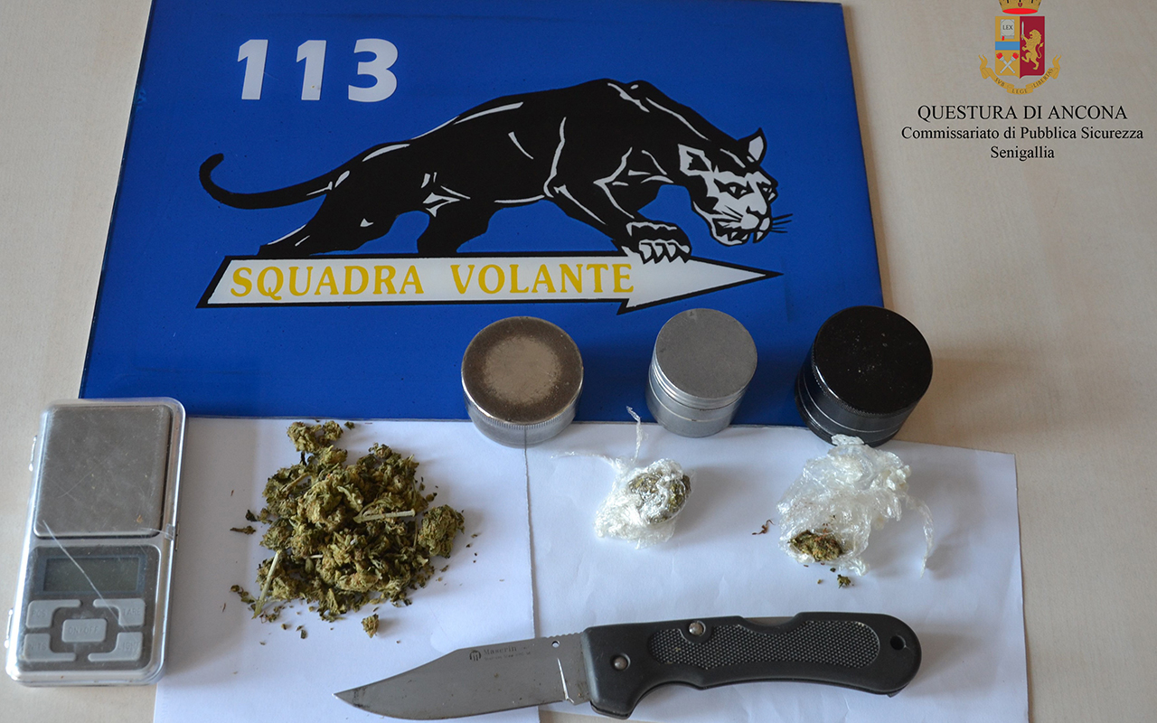 La droga e il coltello posti sotto sequestro dalla Polizia di Senigallia