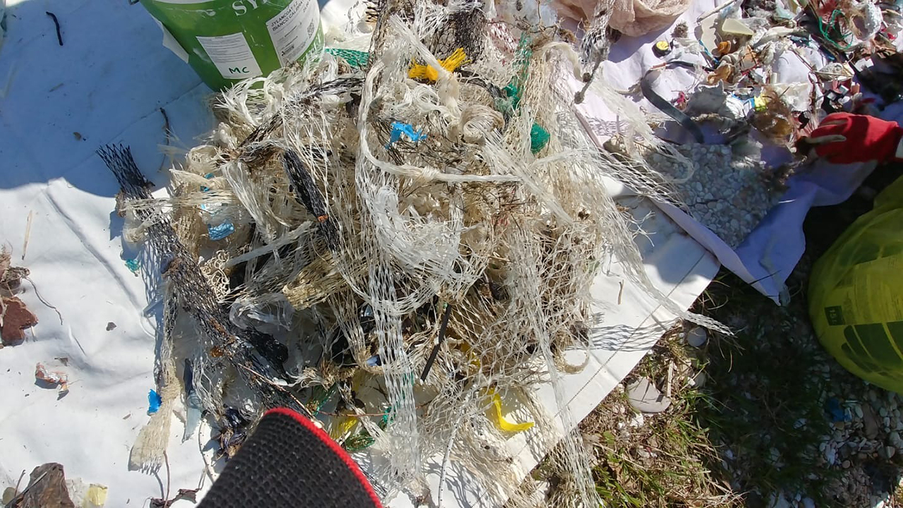 La plastica rappresenta oltre il 90% dei rifiuti sulle spiagge delle Marche secondo l'indagine Beach Litter di Legambiente