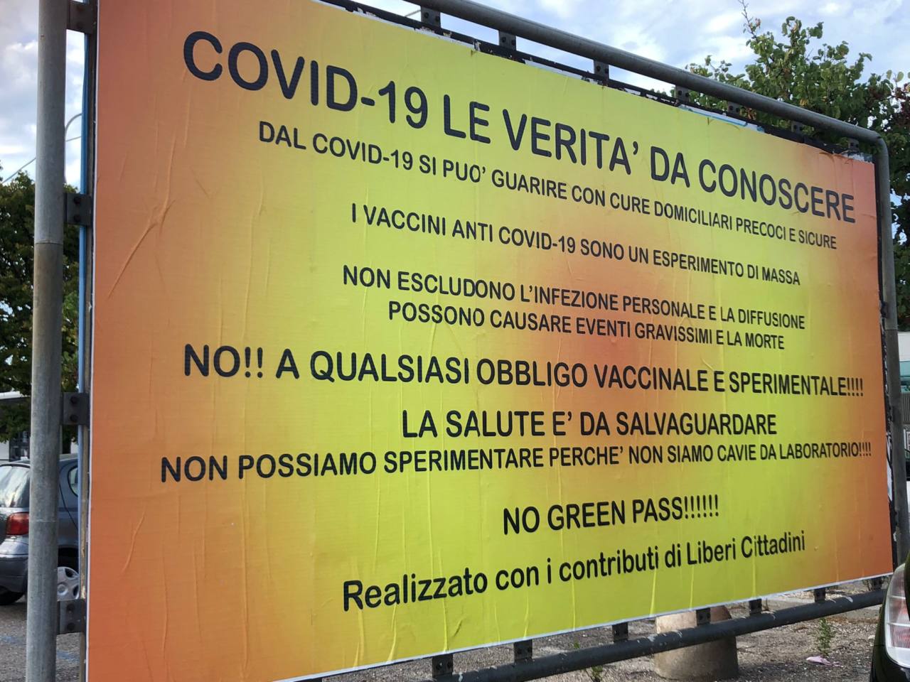 A Senigallia sono comparsi manifesti no vax e no green pass