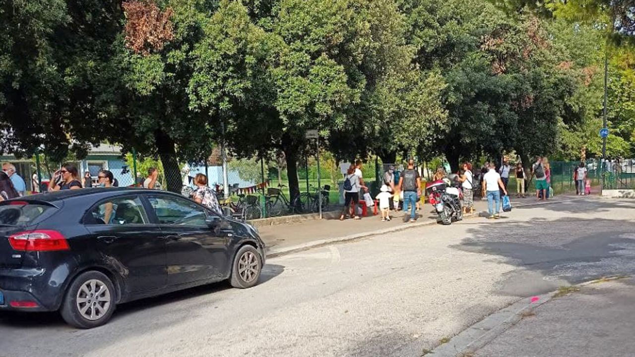 I genitori in fila davanti la scuola dell'infanzia Aquilone di Senigallia per il primo giorno di scuola 2021/22