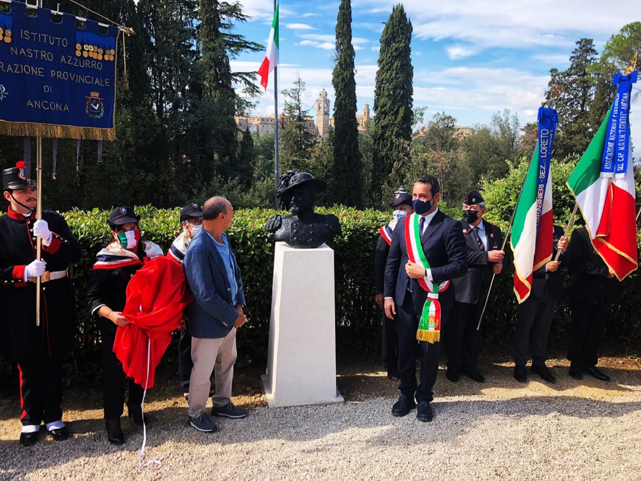 La scoperta del busto da parte del sindaco al parco del Monumento di Castelfidardo