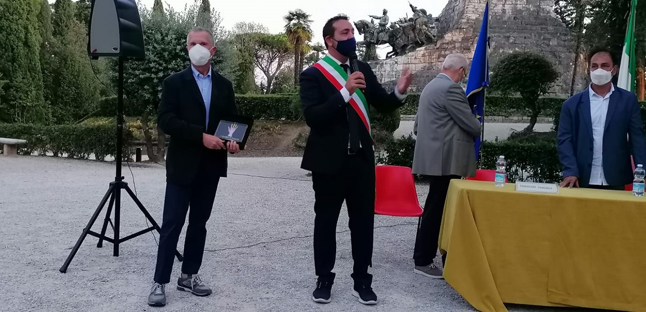 Il dottor Guido Sampaolo premiato dal sindaco Roberto Ascani