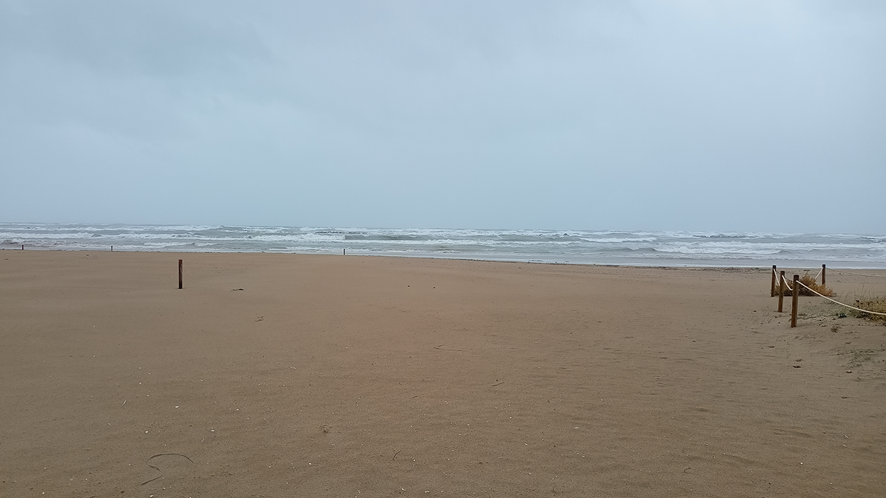 Maltempo a Senigallia: pioggia, vento e mare grosso sulla spiaggia del lungomare Mameli