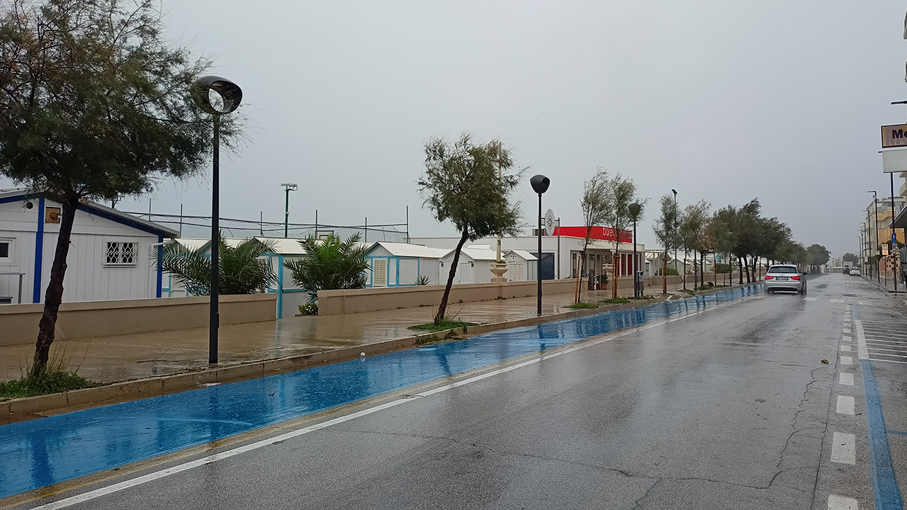 Maltempo a Senigallia, pioggia e vento sul lungomare Marconi