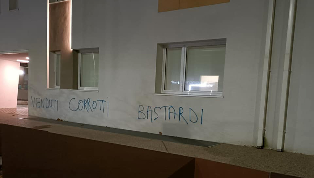 Le scritte dei vandali apparse a Gabicce