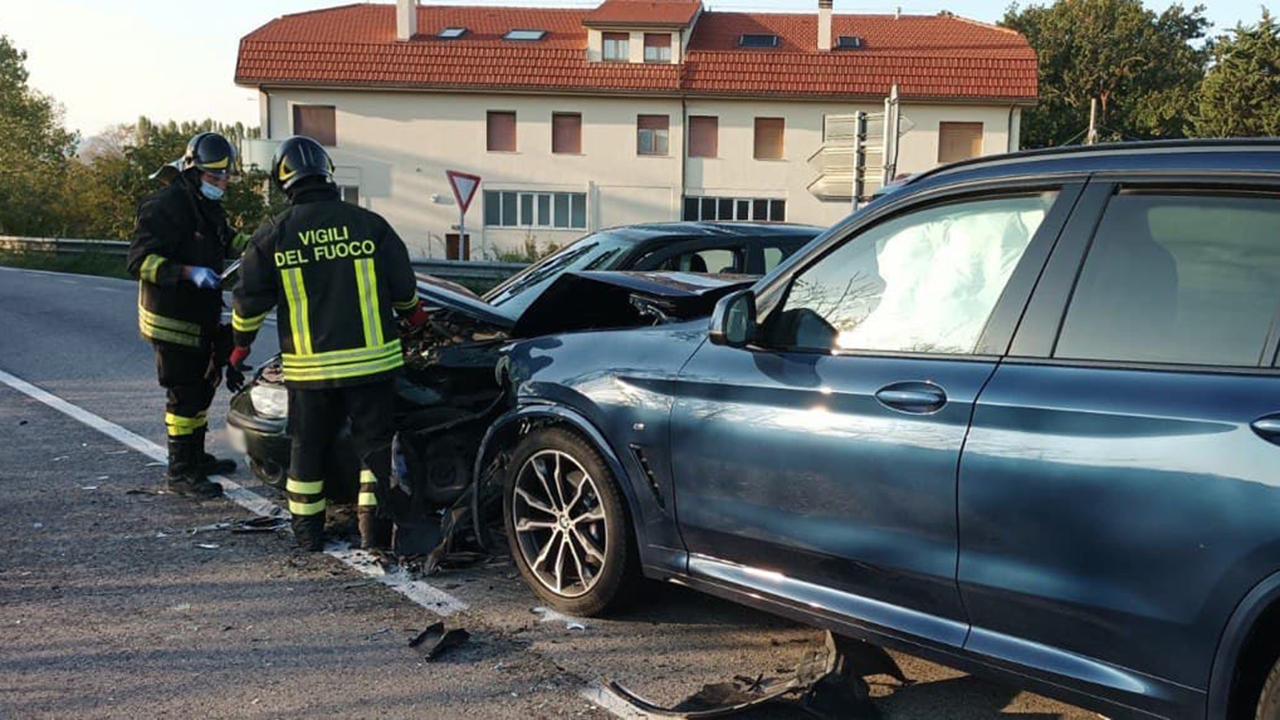 Incidente stradale sulla provinciale Corinaldese, due automobilisti feriti a Senigallia: i soccorsi