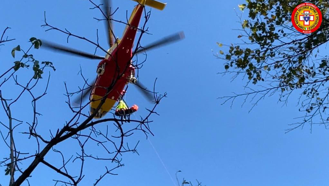 cacciatore scivola in un dirupo di 50 metri: oltre cinque ore per il recupero