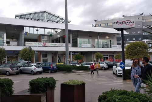 Osimo, ladri sventrano il bancomat del centro commerciale Cargopier