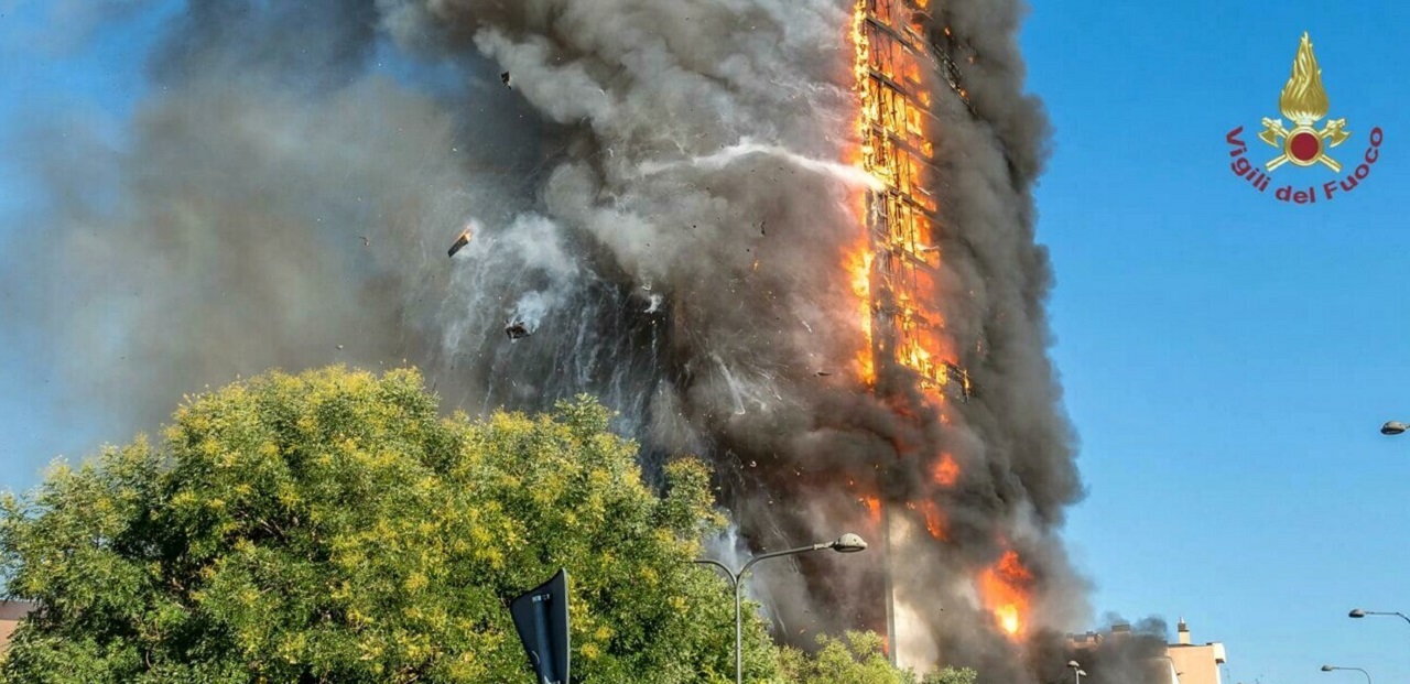 La torre a fuoco (foto vf)