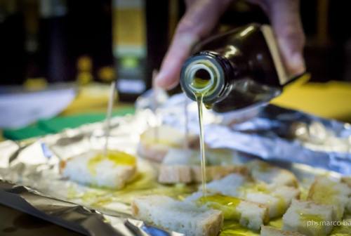 Il souvenir è enogastronomico: nelle Marche turisti a caccia di olio, vino, ciauscolo e olive ascolane