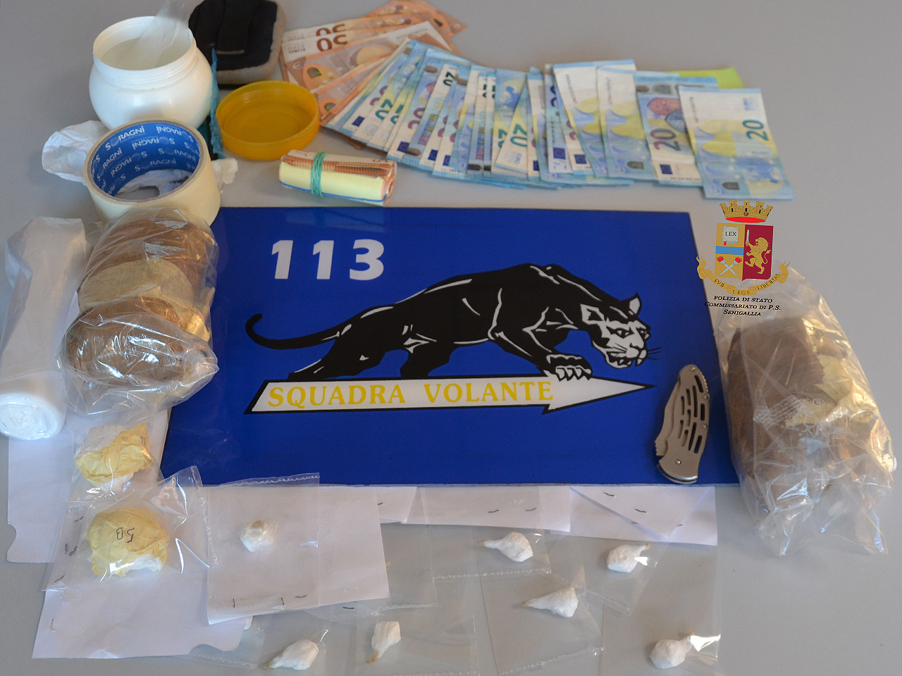 La cocaina, il denaro e la strumentazione sequestrata dalla Polizia di Senigallia a un 50enne finito in carcere