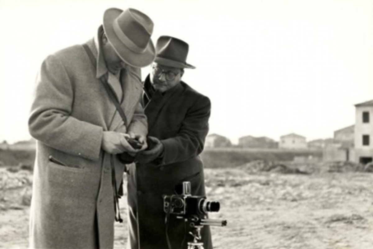 Da sinistra: Ferruccio Ferroni e il suo maestro di fotografia Giuseppe Cavalli, a Senigallia negli anni '50