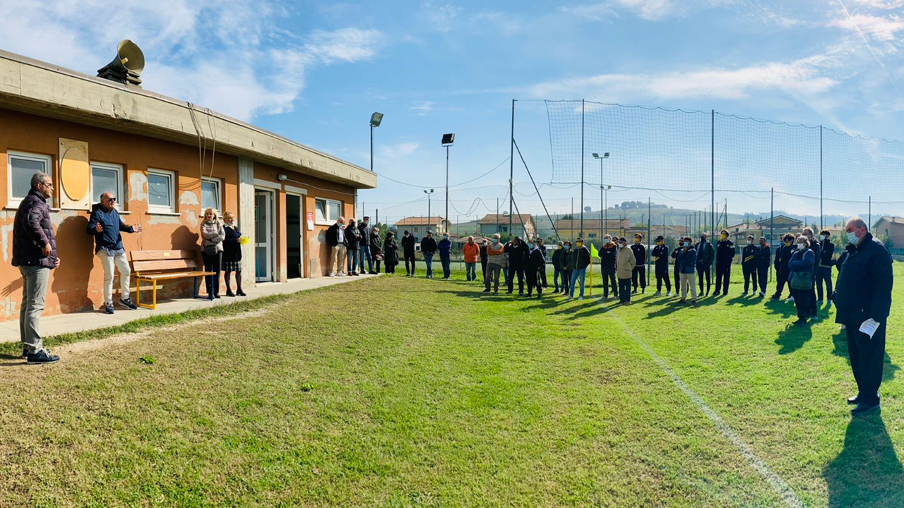 La cerimonia al campo sportivo di Pianello d'Ostra per inaugurare la panchina dedicata a Nando Benarrivo