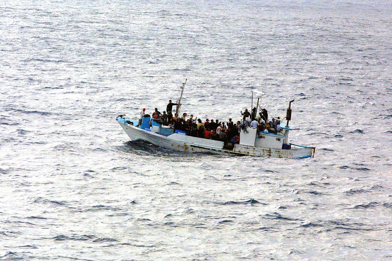 Migranti a bordo di una delle carrette del mare