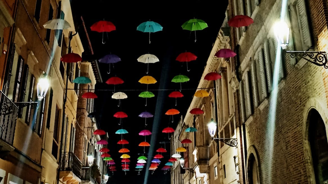 Gli ombrelli allestiti lungo corso II Giugno, in centro storico a Senigallia, per sensibilizzare le persone sulla violenza contro le donne