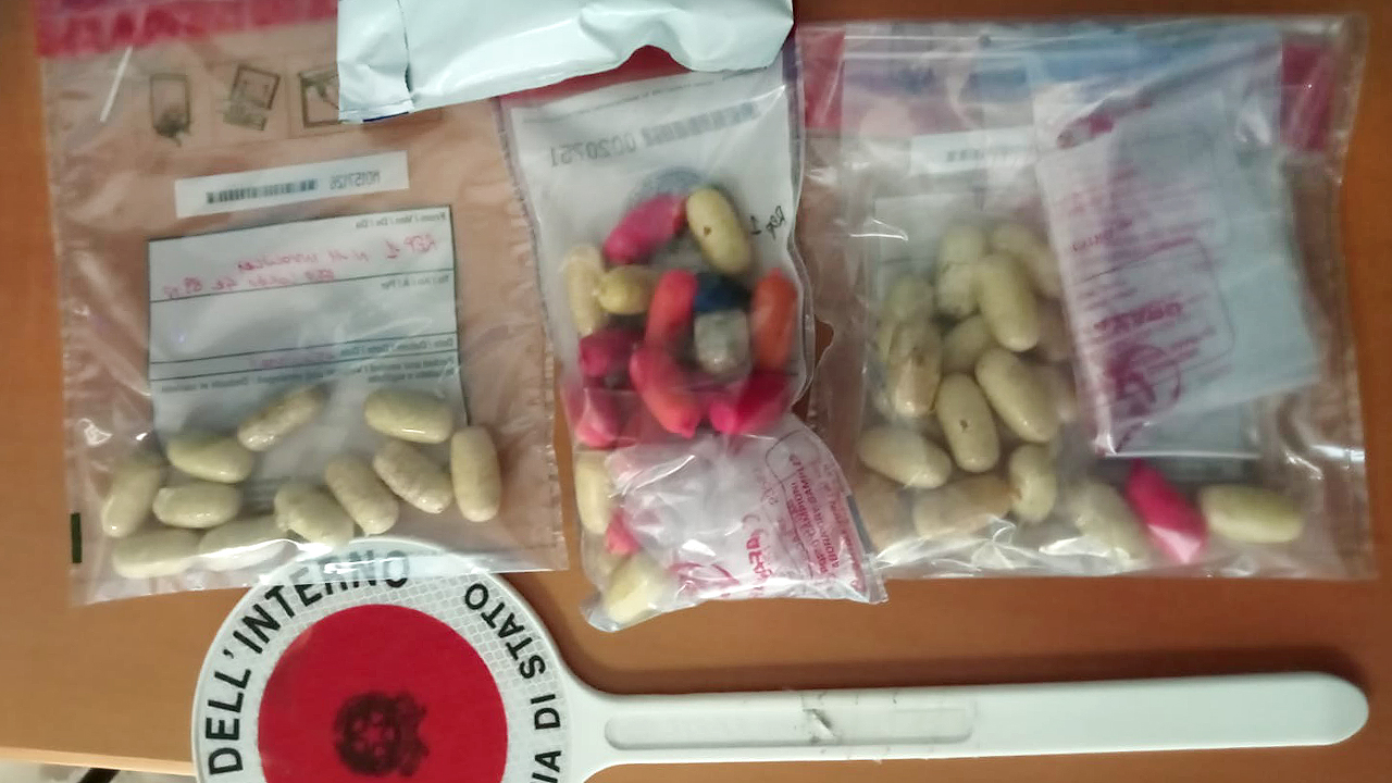 Gli ovuli di droga recuperati dalla Polizia a Senigallia che ha arrestato tre pakistani