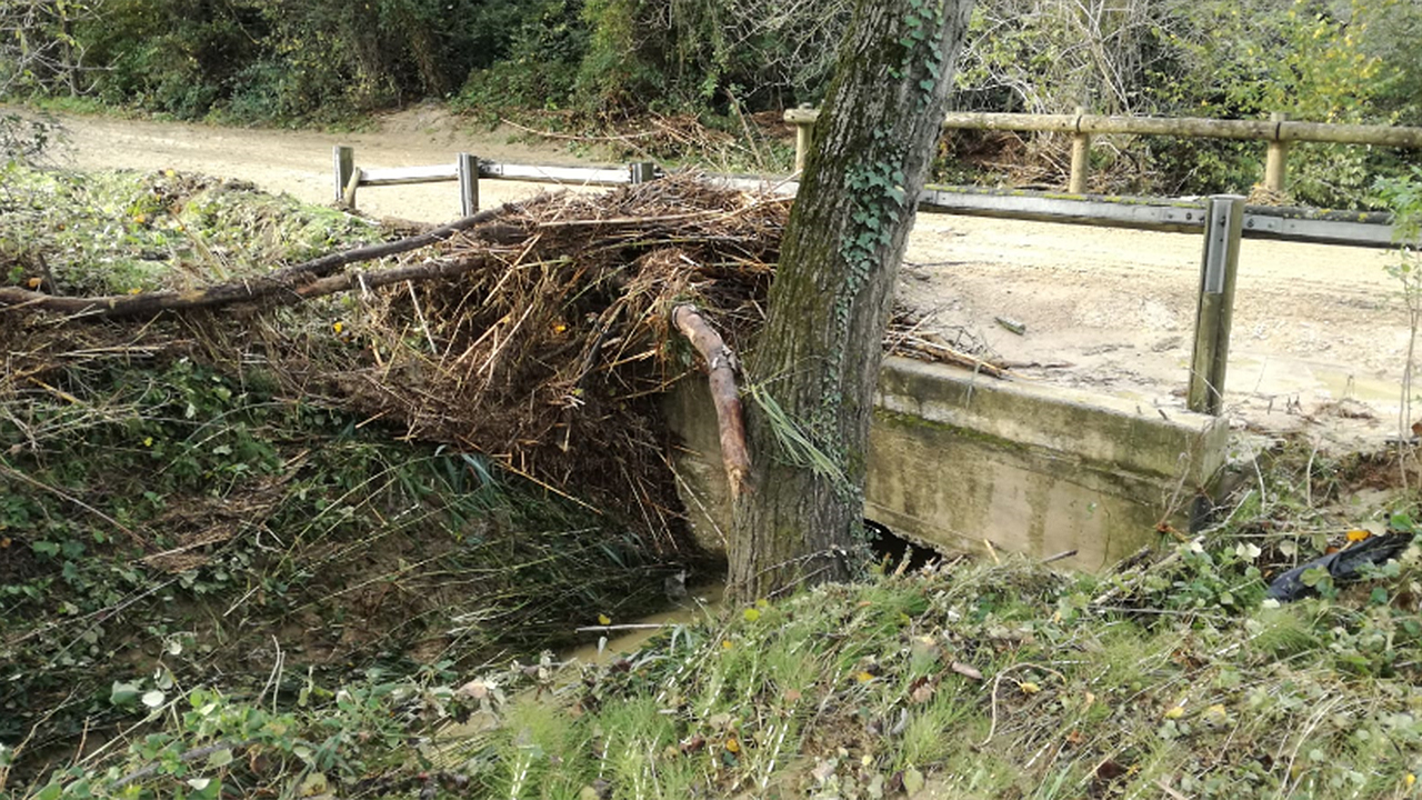 I detriti accumulatisi sulle strade sopra i fossi di Senigallia