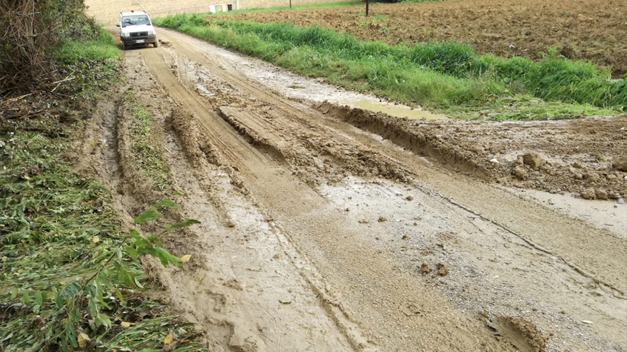 Fango sulle strade di Senigallia dopo il maltempo